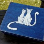 Pudełko malowane duże - Koty w granatowym - koty białe smukłe