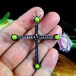 Krzyżyk, miedziany wisior z agatem zielonym - miedziany wisior krzyżyk na dłoni