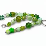 Zielony breloczek z koralików z koniczynką  - 