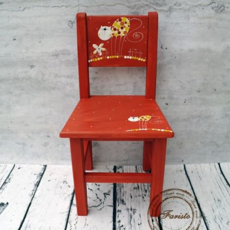 czerwone krzesełko z oparciem kot