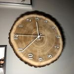 Zegar z plastra drewna - dąb (CUDA Z DREWNA) - Biała oprawa z arabskimi cyframi