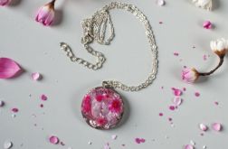 Naszyjnik na łańcuszku z różowymi kwiatami