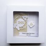 Skromna kartka na Komunię biało-kremowa  - Kartka na Komunię w pudełku