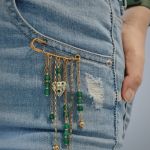 Broszka-agrafka z zielonym agatem, Elegancka broszka na prezent - Broszka pięknie wygląda: - na marynarce lub lnianym żakiecie, - przy kieszeni jeansów, - na białej koszuli, - na jeansowej kurtce, - przy letnich sukienkach i lekkich swetrach, - jako ozdoba torby lub kapelusza.