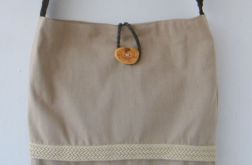 z drewnianym guzikiem