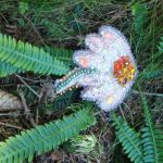 Ręcznie robiona broszka w kształcie rumianku - Prawdziwa integracja z naturą za pomocą ręcznie robionego amuletu.