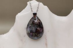 Wisiorek z żywicy z zatopionymi suszonymi kwiatami – Kropla Nocy