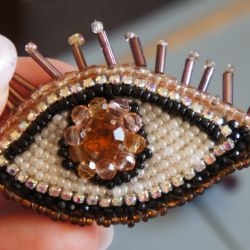 Ochronna broszka ze złotym złym okiem amulet