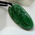 Zielony rzeźbiony jadeit, cykada, wisiorek - 