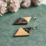 Dwukolorowe drewniane kolczyki - trójkątna biżuteria