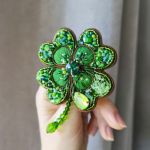 Broszka czterolistna koniczyna, Artystyczna broszka, Unikatowy prezent - Czterolistna koniczyna od wieków jest symbolem szczęścia, powodzenia i pomyślności. Każdy z jej listków ma swoje znaczenie – nadzieję, wiarę, miłość i szczęście. Ta wyjątkowa broszka będzie nie tylko elegancką ozdobą, ale także osobistym talizmanem i pięk