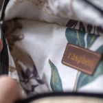 Duża beżowa nerka damska z klapą patchwork - 