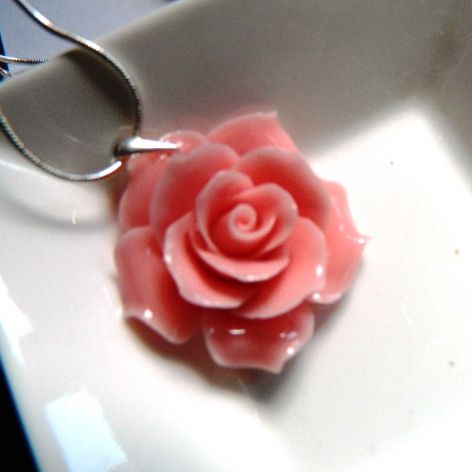 Różowa róża z korala, wisiorek na łańcuszku
