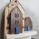Domki drewniane na klucze z niebieskimi drzwiami  hand made - 
