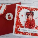 Kartka na walentynki z całuśną dziewczyną, nietypowy napis - Tył koperty z ozdobną grafiką