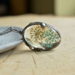 Pogodna łąka - naszyjnik z kwiatami w szkle - 