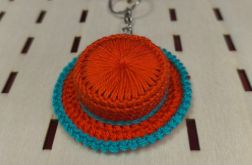 Ręcznie robiony brelok – mini kapelusz szydełkowy pomarańczowo- turkusowy