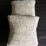 Dekoracyjna poduszka robiona na drutach z owczej wełny - 