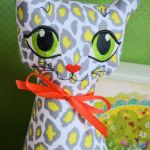 Kotek torebkowy - Gepard - 25 cm - Uszyty z pięknej bawełny białej w cętki a la gepard - buzia wyszywana hafciarką