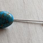 Pin/przypinka z niebiskim kamieniem - Widok przypinki