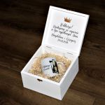 Box dla Świadka - Podziękowanie ślubne - Personalizowany box dla Świadka, podziękowanie dla świadka w skrzynce z kubkiem, najlepszy świadek, biało złote podziękowania