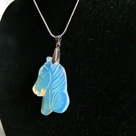 Biały opal, kamień w którym zaklęta jest tęcza, wisiorek z koniem