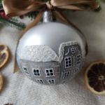 Ręczne malowana bombka "zimowe miasteczko" z brokatem, 10cm - Druga strona