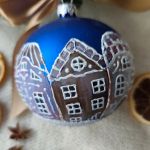Ręcznie malowana bombka zimowe miasteczko, 10 cm - 