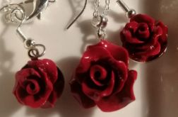 Czerwone róże, delikatny zestaw biżuterii z różyczkami