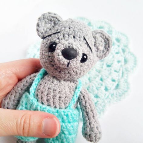 Szary pan miś w miętowych spodenkach 15 cm