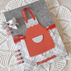 Przepiśnik z czerwonym fartuszkiem