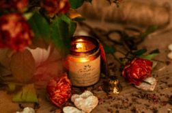 ŚWIECA SOJOWA O ROMANTYCZNYM ZAPACHU NA WALENTYNKI