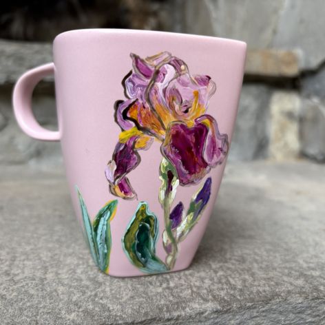 Różowy, porcelanowy kubek ręcznie malowany Irysy