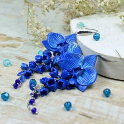 Długie, niebieskie kolczyki orchidee