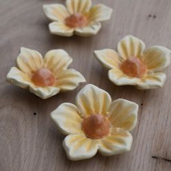 Żółty kwiat ceramiczny