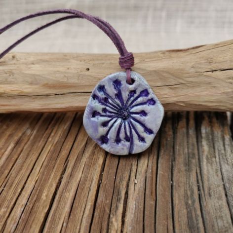 Wisiorek Fioletowy Kwiat – ręcznie robiony z glinki