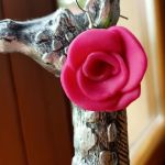 Kolczyki wiszące w kształcie różowej róży - 