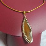 Jasnożółty nieregularny agat w złotej oprawie, wisiorek - 