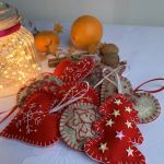 Dekoracja świąteczna z filcu z ozdobnym haftem - wzór 014 - Zestaw ozdób świątecznych - szary melanż/czerwień