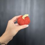 Dynia ozdobna, S, ciemnopomarańczowa z żółtym ogonkiem - 1 szt. - Dynia ozdobna handmade, rozmiar S, kolor ciemnopomarańczowy, żółty ogonek - 1 szt.