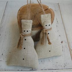 Lniane bałwanki w czapach