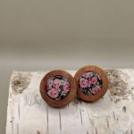 Kolczyki wkrętki Różany Ogród – drewno z motywem kwiatowym - 2