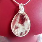 Kremowy kryształ górski, duża łezka na łańcuszku - wisiorek - 