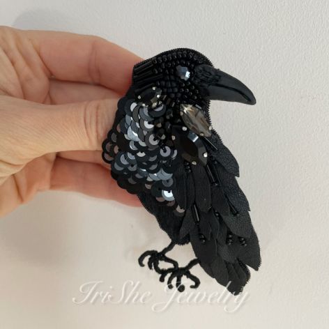 Broszka Kruk, biżuteria artystyczna, skóra naturalna 