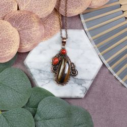 Miedziany ozdobny wisiorek z tygrysim okiem i koralem #548