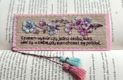 Ręcznie haftowana zakładka z kwiatami i cytatem - personalizowana.
