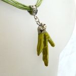 Zielony, groszkowy naturalny koral, oryginalny wisiorek - 