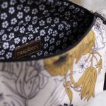 Duża welurowa nerka ecru w kwiaty - 