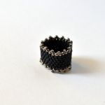 Pierścionek koralikowy szaro-srebrny - pierścionek na prezent