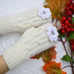 W kolorze ecru rękawiczki mitenki - krótkie - mitenki z kwiatkiem